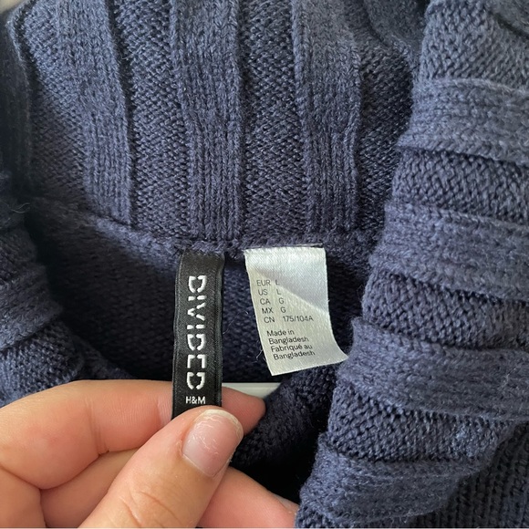 H&M navy sweater - Picture 3 of 4
